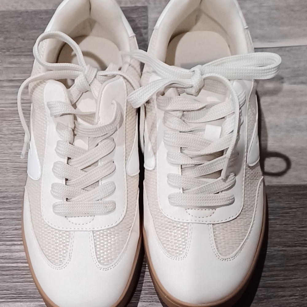 Dolce Vita Cream & White Voyage Suede and Leather Retro Sneaker